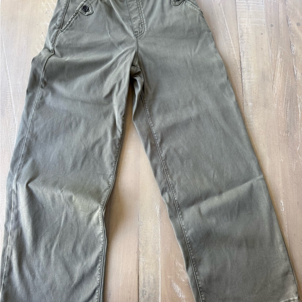 SPANX Women’s size Small stretch twill olive green cropped pants.